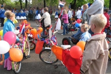 Koninginnedag 2004 - Optocht en Vlaghijsen