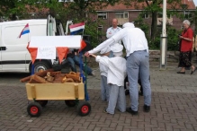 Koninginnedag 2004 - Optocht en Vlaghijsen