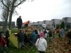 Wijkteam en welpen Osbornegroep ruimen blad op