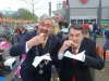 Burgemeester en dorpsbelangvoorzitter eten oliebol voor BAS4SAS