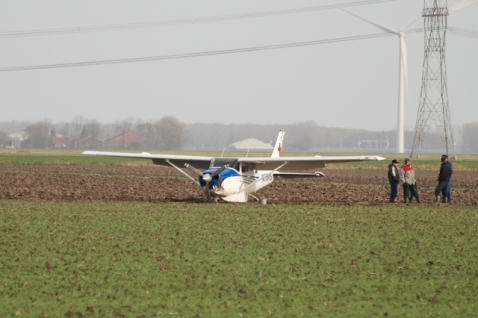 Vliegtuig maakt noodlanding