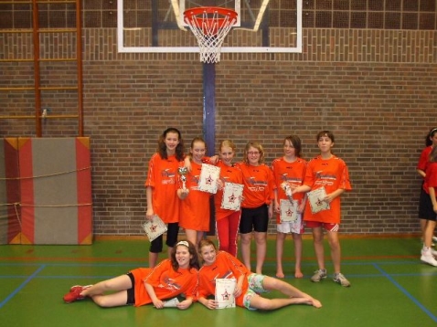 Spannende strijd bij scholenbasketbal