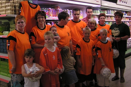 C1000 reikt Oranjeshirts uit