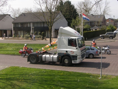 Trucker Tour toeterend door Biddinghuizen