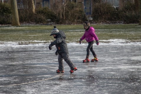 Eerste schaatsers in actie op Maaiveld