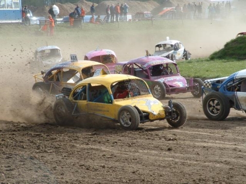 Twee bezoekers autocross gewond na crash