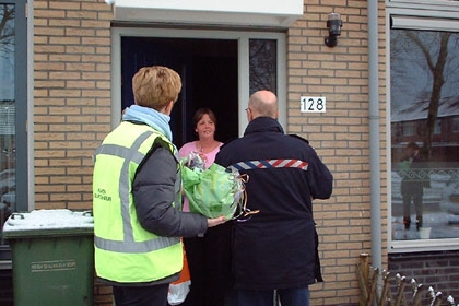 Wijkteam zet Koolzaadhof in de bloemetjes