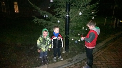 Uw buurt met een kerstboom in wintersfeer