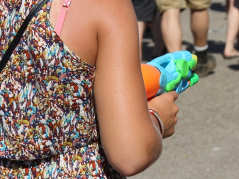 Waterpistolen en -ballonnetjes kleuren Lowlands