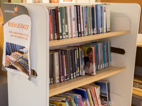 Boekverkoop in bibliotheek Biddinghuizen