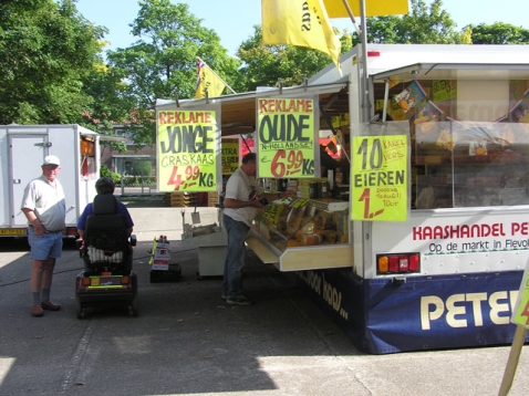 Biebus bezoekt weekmarkt Biddinghuizen