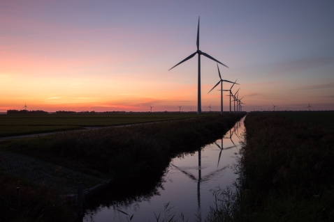 Zweefvliegers vechten tegen windmolens