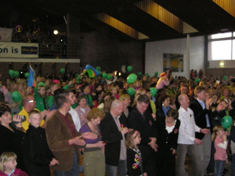 Sharon gehuldigd in bomvolle Voorhof