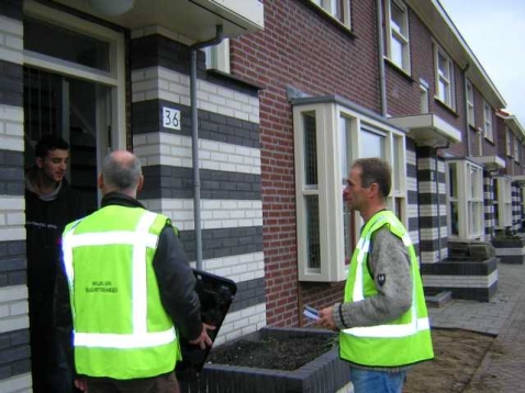 Wijkteam zet opgeknapte buurt in de bloemetjes