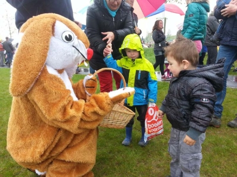 Noaberpark gevuld met gekleurde eieren