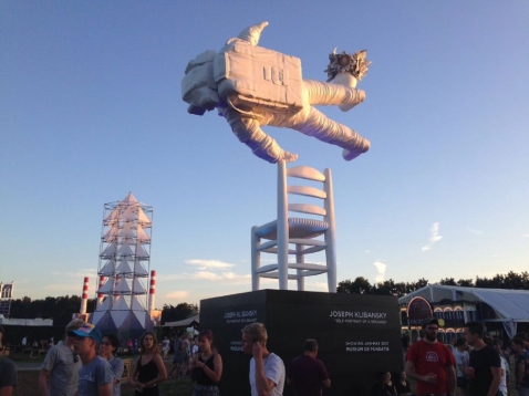 Groot ridderfiguur op Lowlands