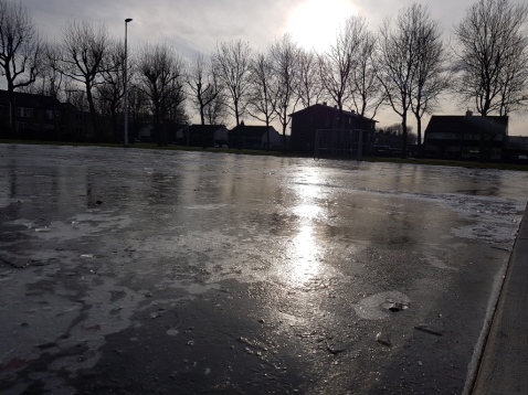 Dorpsbelangen probeert mini-ijsbaan schaatsklaar te krijgen