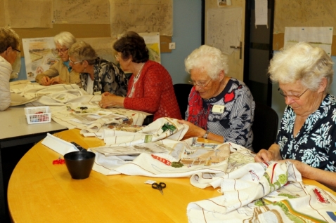 Flevowand houdt tiende en laatste borduurmarathon