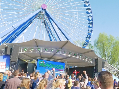 850 ouders en kinderen in Walibi Holland voor Samen Sterk-dag