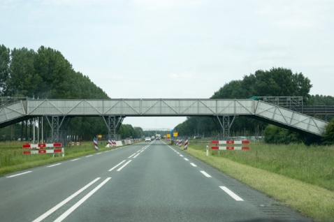 Walibi wil permanente brug over de Spijkweg