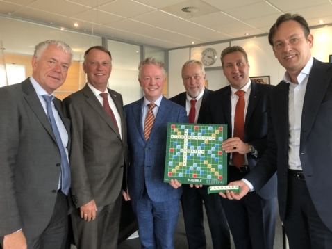 Dronten biedt college GS scrabblespel aan