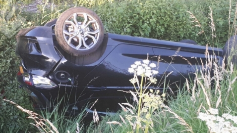 Auto belandt op de kop in sloot