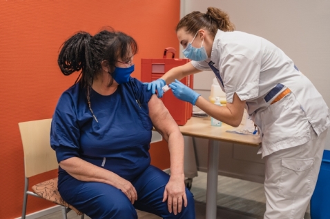 Eerste zorgverleners St Jansdal krijgen vaccinatie tegen COVID-19