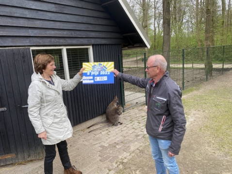 Winnaars Onze Dorpskwis doneren Cheque aan De Scharrelberg