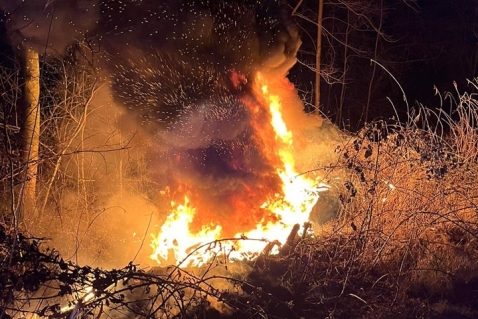 Bosbrand bij Enkweg blijkt brandende tractorbanden