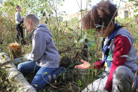 Vrijwilligers aan het werk bij Van Werven tijdens Natuurwerkdagen