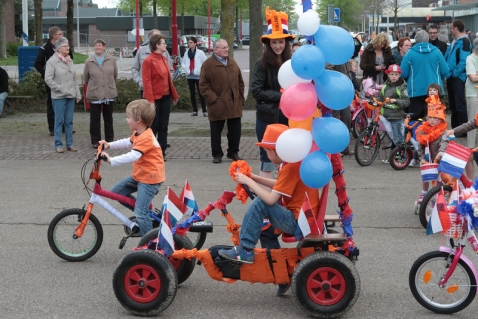 Versierde fietsoptocht Biddinghuizen