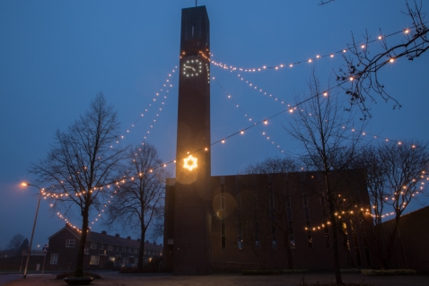 Nieuwe ledverlichting voor kerktoren rond kerst