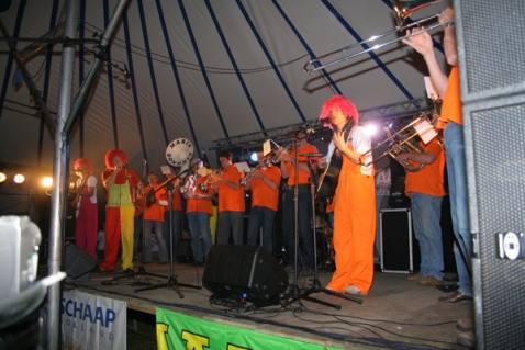 Gezellige feesten in de feesttent